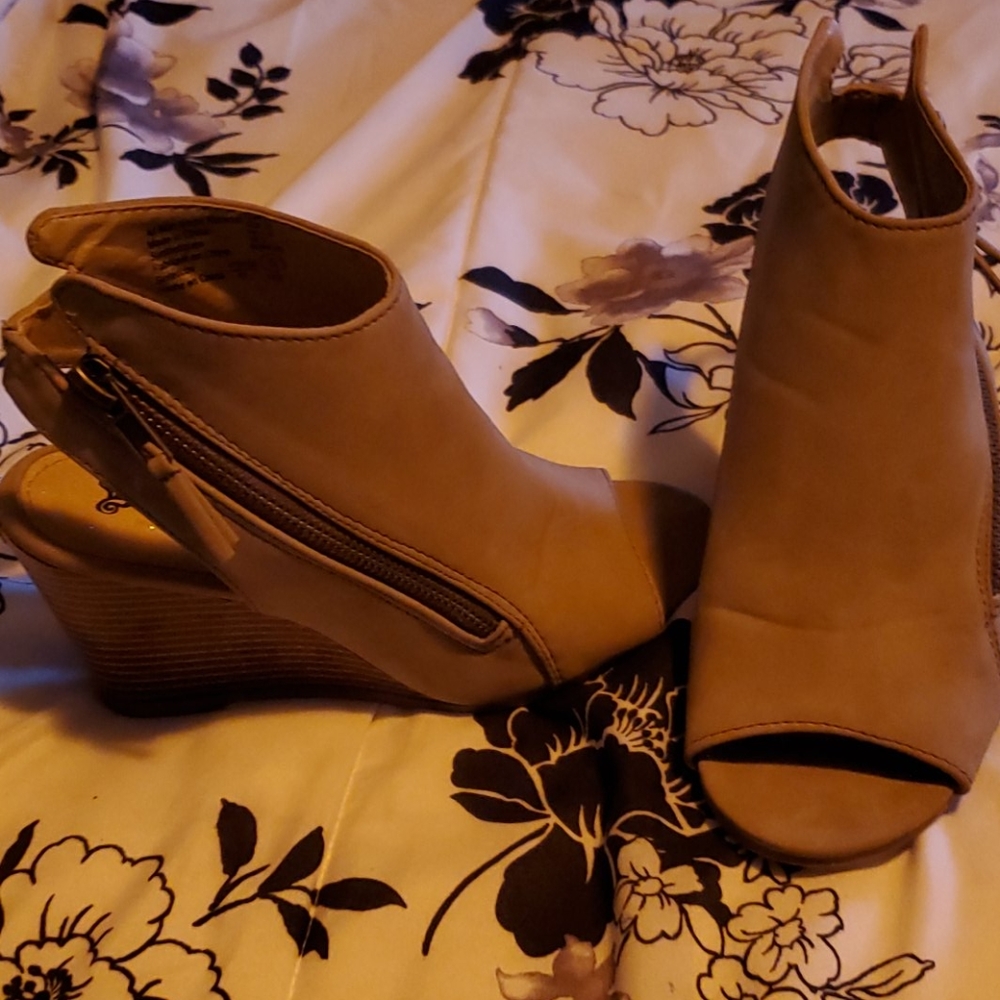 Shoes - Picture 2 of 4